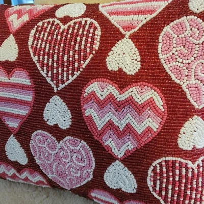 Almohada Pier 1 corazones con cuentas Foto 1 de 4