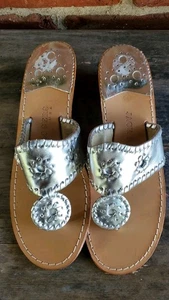 Jack Rogers USA 7 silberfarbene Zehenstegsandalen gebraucht, in einwandfreiem Zustand kurzer Keilabsatz - Bild 1 von 8