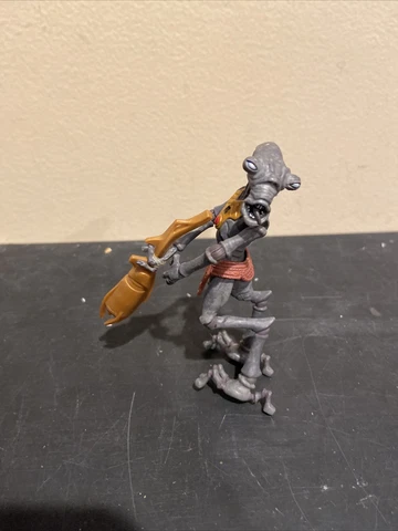 Star Wars 3.75" Clone Wars Undead Geonosian CW34 As Shown Cover
