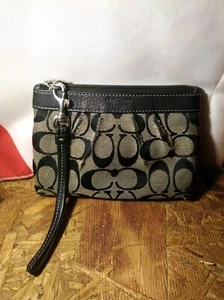 Cartera Muñequera Coach Charol Beige y Negro 7x4 3/4 - Imagen 1 de 6
