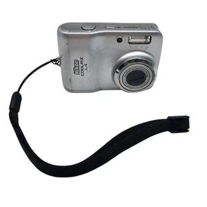 Nikon Coolpix L4 Digital Camera Silver - TESTED AND WORKING - Picture 1 of 15