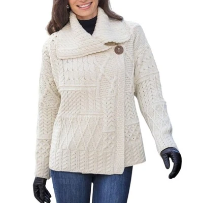 Cárdigan irlandés Carraig Donn retazos lana merino cuello ancho crema para mujer Foto 1 de 4