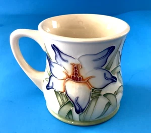 Taza vintage inglesa Moorcroft MCC 2001 taza jardín flor firmada 8 oz usada en excelente estado - Imagen 1 de 7
