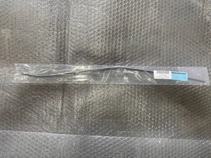 Protector de borde de puerta Toyota Camry OEM PT936-03181-11 Rt paso delantero 1J9 plateado - Imagen 1 de 2