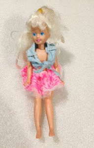 Unimax 1996 Stacie Clone Doll Piegabile Gambe Posabili Biondo Occhi Blu Outfit - Foto 1 di 8
