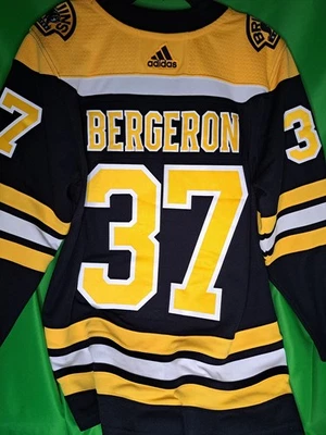 Camiseta pequeña de los Boston Bruins Three Seven para hombre Adidas Patrice Bergeron Adidas 46 Foto 1 de 4