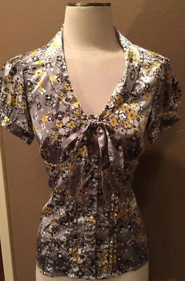 Blusa Top By Michelle S Gris Ditsy Floral Satinado Cuello en V Corbata Frontal Oficina Núcleo Foto 1 de 4