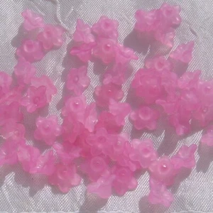 F133 -  LOT DE 100 PERLES FLEURS CLOCHETTES EN ACRYLIQUE ROSE VIF 10MM TROU 1MM - Picture 1 of 2