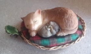 Gattino natalizio vintage che dorme con topo in cestino. Non una creatura si muoveva - Foto 1 di 4