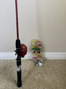 Zebco Spincast Fishing Reel With Fishing Lures And Sinkers - Picture 1 of 5