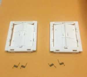LIONEL 3472 MILK CAR DOORS WHITE 2 DOORS WITH SPRINGS, 3472 3482 3472-60 NEW - Picture 1 of 1