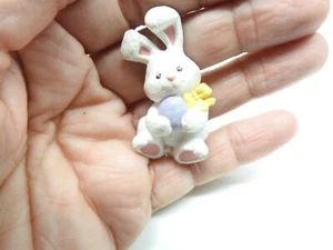 Signed Hallmark Cds White Pink Resin Easter Bunny Brooch Vintage - Picture 1 of 4