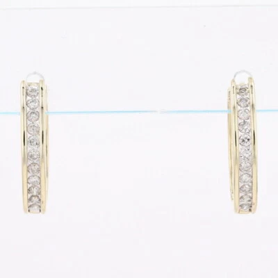 Par de aretes aro ovalados con conjunto de canales de diamantes de corte redondo de 0,49 quilates de oro multitono de 14 k Foto 1 de 4