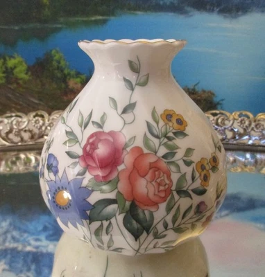 Jarrón Wedgwood "AVEBURY" ~ Inglaterra ~ Brote pequeño ~ 3 1/2" de alto ~ Tinción interior Foto 1 de 4