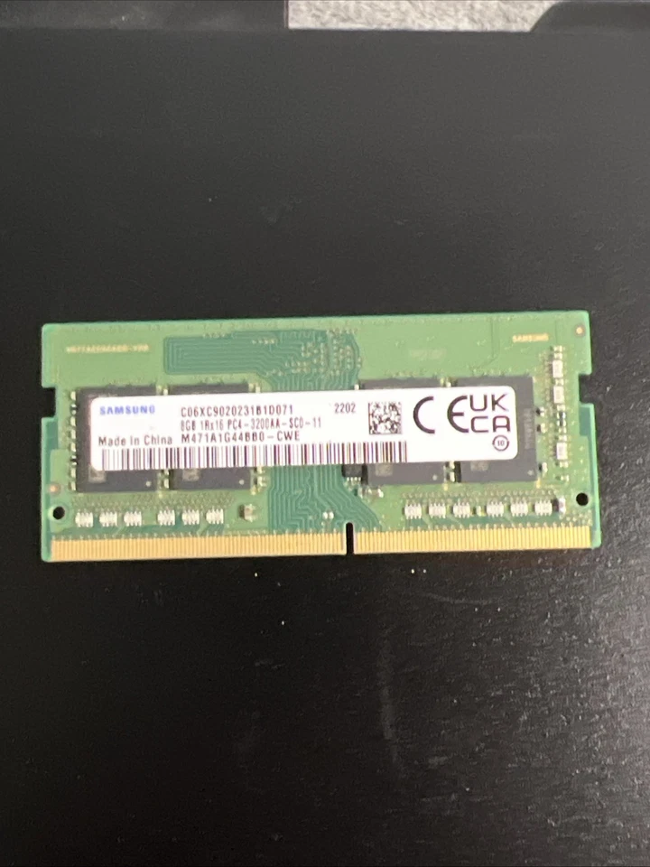 Samsung 8gb RAM 1Rx16 PC4-3200AA-SC0-11 DDR4 SODIMM SDRAM M471A1G44BB0-CWE Foto 1 de 4