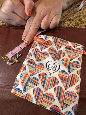 Brighton Love 网球拍小饰品带黄色球退役红色心形细节 — 第 1/3 张图片