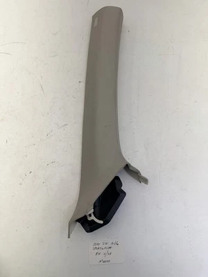 Volkswagen Jetta Sportwagen 2010-2014 moldura de pilar derecho OEM. Foto 1 de 4