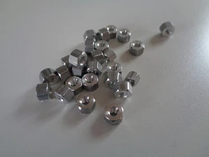 20 Stück M3 x 0,5 x 4 mm Sechskant Aluminium Buchse/Buchse Abstandshalter - NEU - Bild 1 von 1