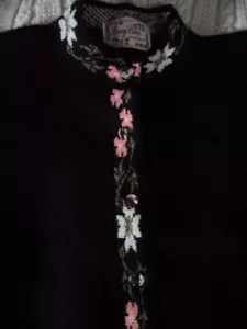 CÁRDIGAN NEGRO RIBETE FLORAL CON CUELLO TIPO MANDARINA - Imagen 1 de 2