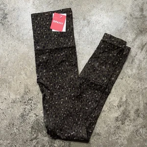 Spanx Look At Me Now kleine nahtlose Damen-Leggings olivgrün Leopardenmuster neu mit Etikett - Bild 1 von 8