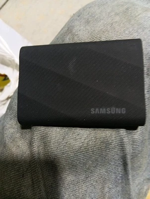 SSD portátil Samsung T9 de 2 TB 2000 MB/s - negro (MU-PG2T0B/AM) Foto 1 de 4