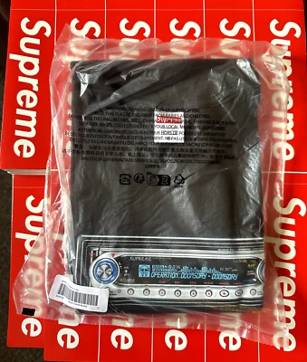 Supreme SS25 MF DOOM Operation Doomsday 接收器 T 恤 - XL 码 - 黑色 — 第 1/3 张图片