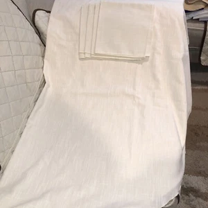 Tablecloth with 4 Napkins ~ Off-White ~ Oval ~82" X 58" ~ Vintage - Picture 1 of 4