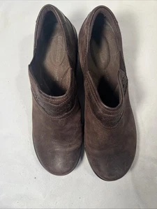 Clark’s Women Size 8 Brown Cushioned Slip Ons - Picture 1 of 9