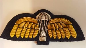 Alas de regimiento de paracaídas. Vestido desordenado alambre dorado sobre negro. Bordado a mano  - Imagen 1 de 1