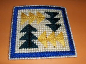 NEW completed plastic canvas mug mat arrows - Picture 1 of 1