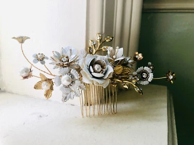 Peine de pelo floral incrustado de cristal de Swarovski con perla de agua dulce | Hecho a mano Foto 1 de 4