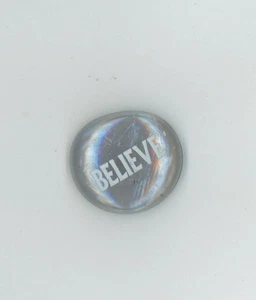 BELIEVE weiß lackiert auf einen klaren gräulich schwarzen Glasfelsen Edelstein 1" Breite x 3/8" - Bild 1 von 2