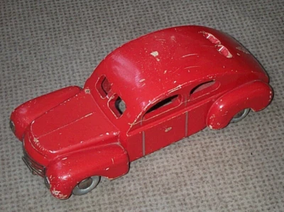 maravilloso y megarare Woodden VOLVO-toycar PV444 1947 - rojo - escala 1:16 Foto 1 de 4