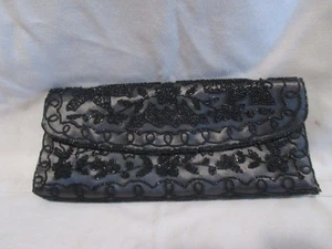 Cartera clutch vintage hecha a mano en Francia con cuentas de semillas negras en satén - Imagen 1 de 3