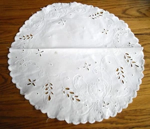 Bufanda de mesa blanca vintage con detalle de recortes 15" x 17" ovalada ~ - Imagen 1 de 6