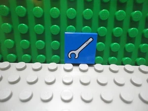 Lego 1 Piastrella Blu 2x2 Stampata con Chiave Bianca NUOVO - Foto 1 di 1