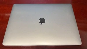 Apple MacBook Pro 15" (256GB SSD, Intel i7, 16GB) - Space Gray - Light Halos - Picture 1 of 5