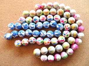 4 STRINGS OF PRETTY PATTERNED ACRYLIC BEADS ( 7 & 9mm) FOR CRAFTING/JEWELLERY - Picture 1 of 6