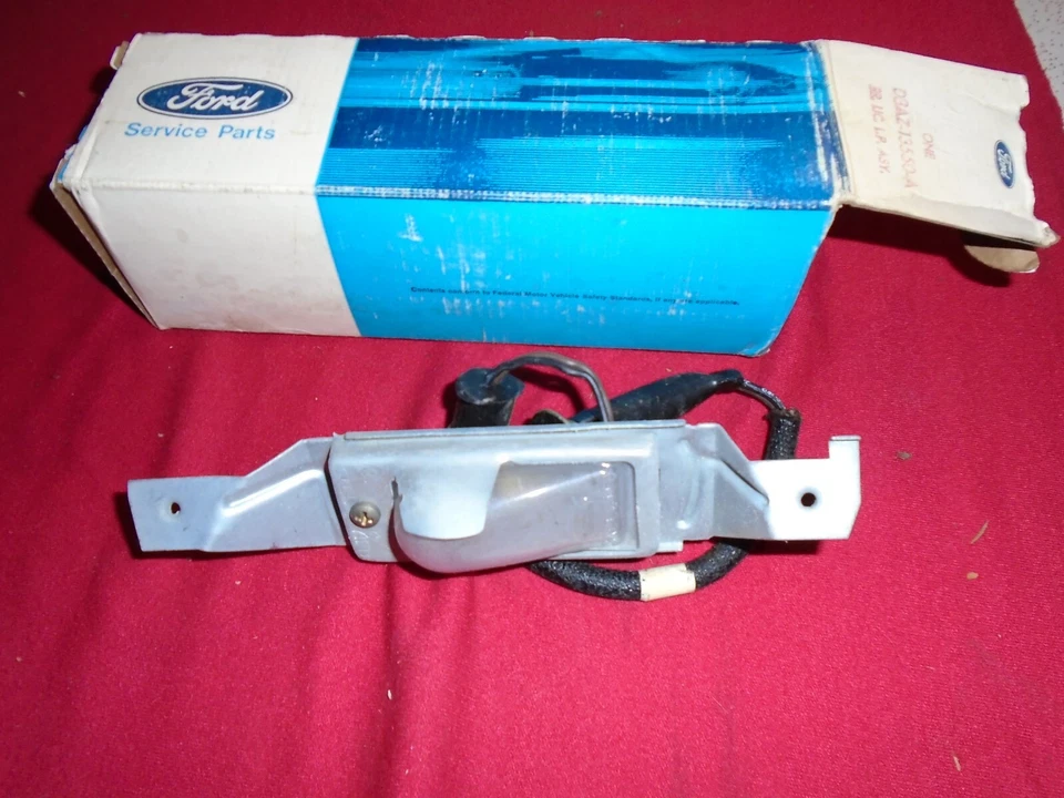 Luz de licencia Ford 1978 nueva como nueva D8az-13550-A Tbird Galaxy Ltd Foto 1 de 1