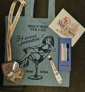 Sabrina Carpenter Tour Tragetasche und offizielle VIP Postkarte Stift Set Laminat Armband - Bild 1 von 1