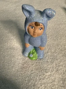 Glitzer SCHNEE KINDER in blau Hasen Kostüm Keramik Figur 3" - Bild 1 von 9