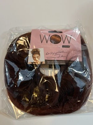 Wow Luxhair Tousled Twist Daisy Fuentes Rojo Oscuro Marrón Mezcla Enraizada Oscura Foto 1 de 4