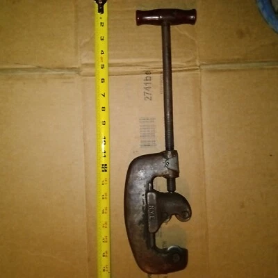 Nye vintage pipe cutter up to 2.5 inch pipe threaded - Image 1 of 4