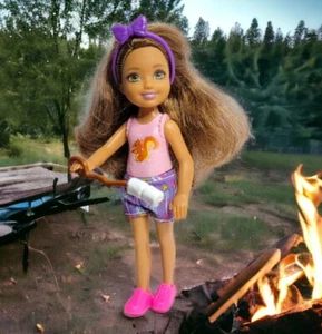 2017 Mattel Barbie Camping Diversión Muñeca Chelsea Cabello Oscuro Ardilla Camisa Malvavisco - Imagen 1 de 10