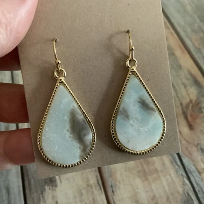 Pendientes colgantes perforados azul claro ágata lágrima piedra en tono dorado  Foto 1 de 4