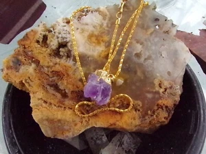 SCHÖNER NATÜRLICHER AMETHYST SPITZE MIT 24 KARAT GOLDFOLIE AN GP KETTE GEKAPPT! - Bild 1 von 3