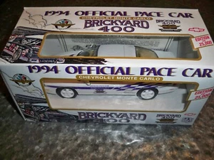 Brookfield 1994 Chevrolet Monte Carlo Brickyard 400 Official Pace Car 1:25 NEU  - Bild 1 von 3