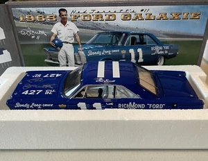 1:24 UNIVERSITY OF RACING 1965 #11 NED JARRETT RICHMOND FORD GALAXIE AUTOGRAPHED - Picture 1 of 6