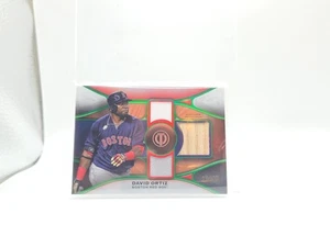 2025 Topps Tribute Triple Relics verde /99 David Ortiz #TTR-DO HOF - Foto 1 di 3