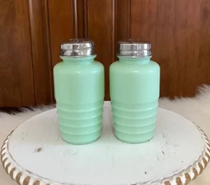 De colección - Juego de coctelera de sal y pimienta Jeannette Jade-ite Beehive con tapas - Imagen 1 de 7